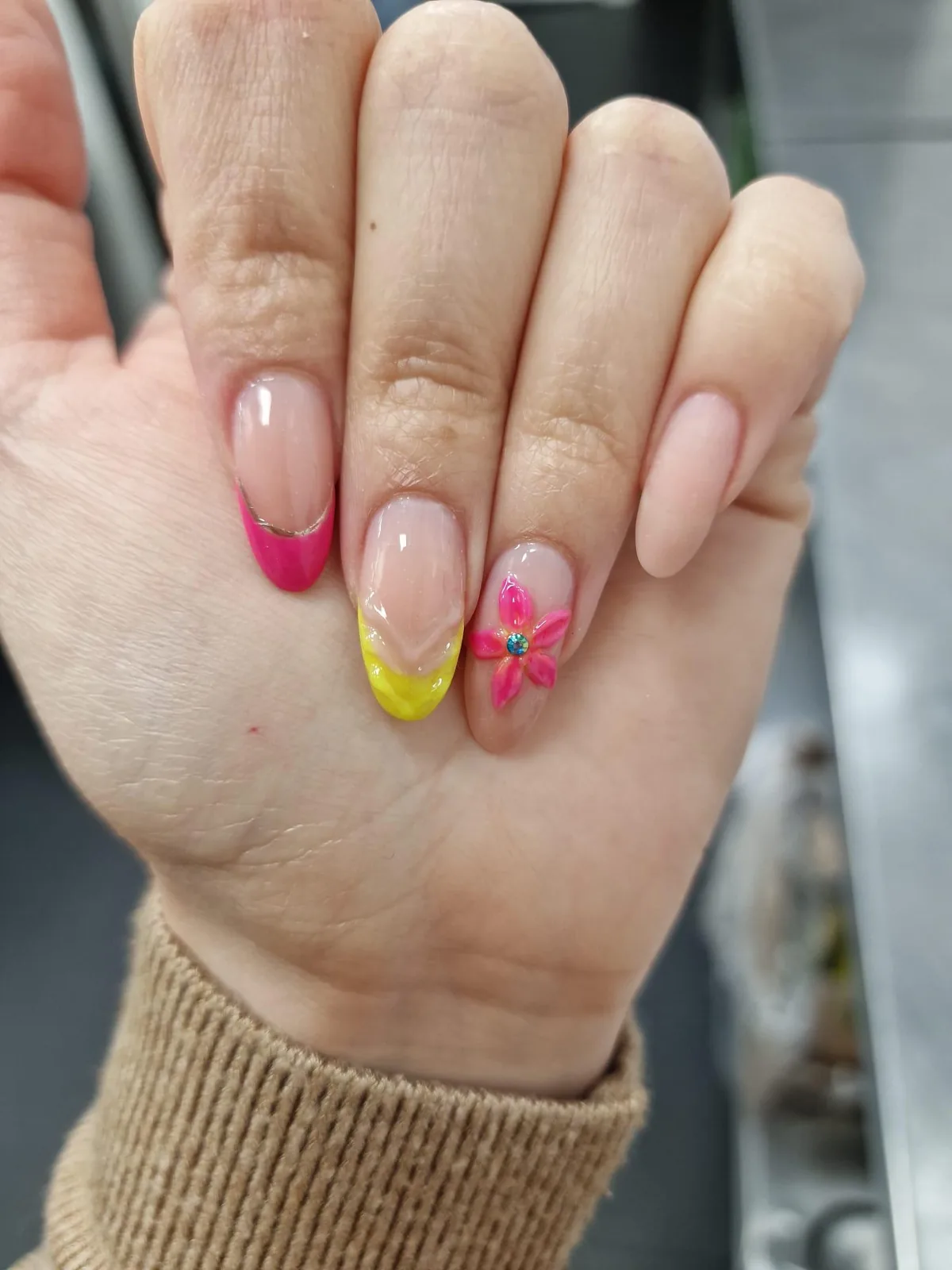 Roze en gele french met bloemdetails