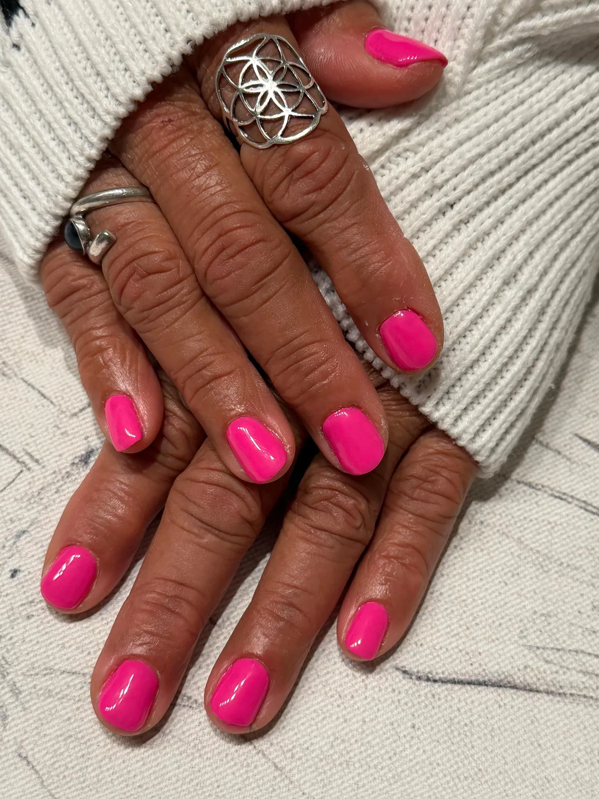 Fuchsiaroze kleur op korte nagels