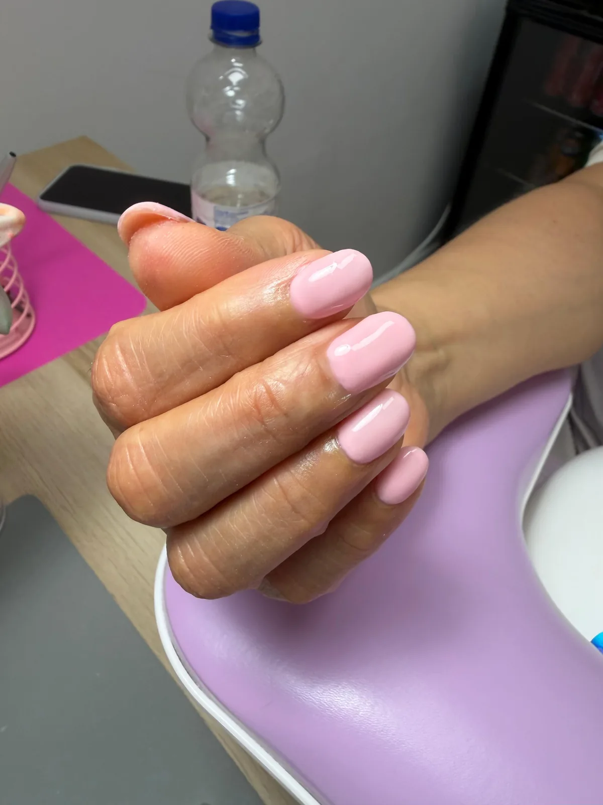 Lichtroze kleur op afgeronde nagels
