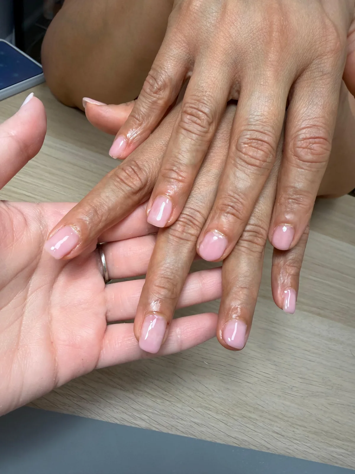 Lange zachtroze nagels met subtiele glans