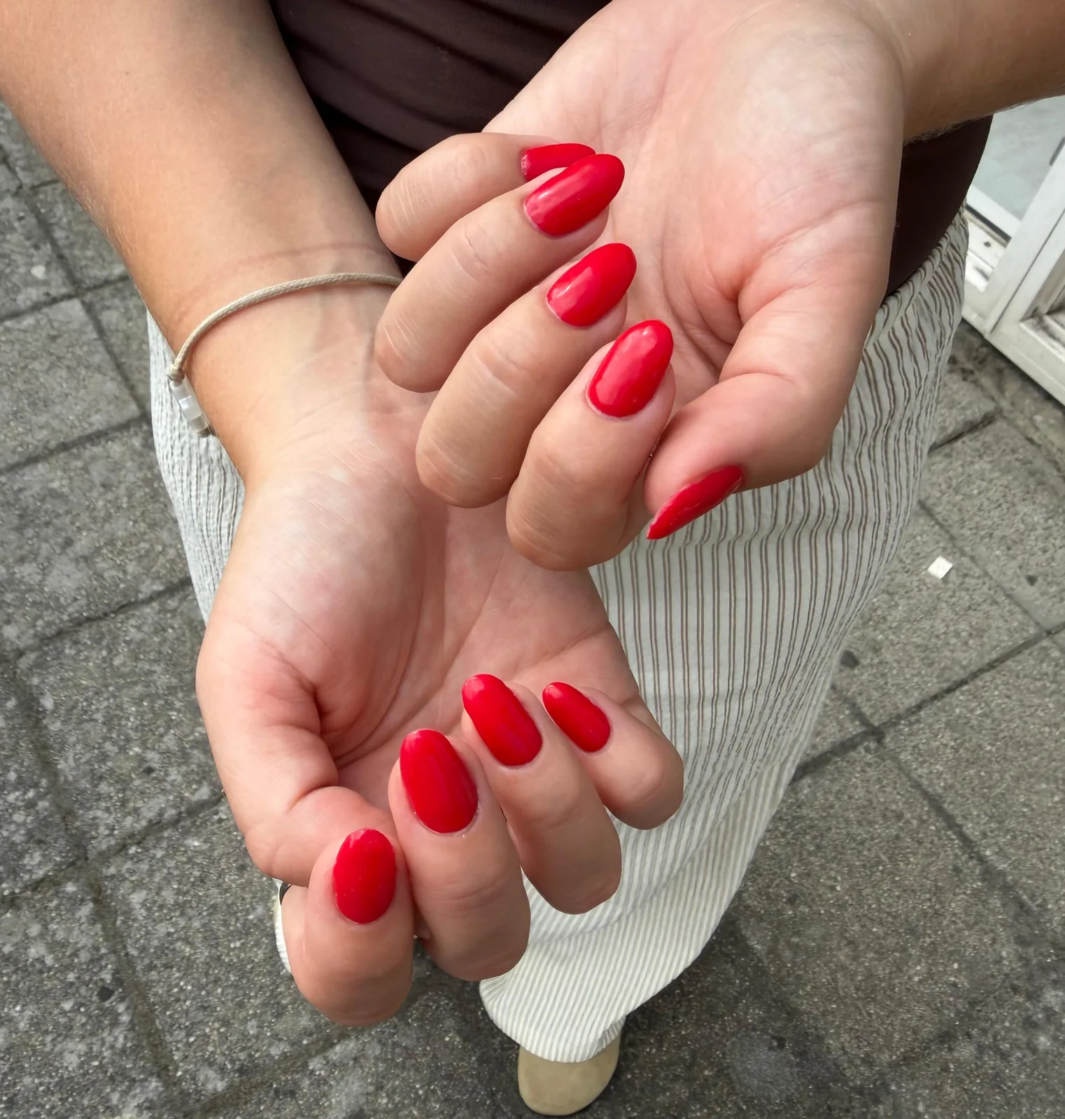Klassiek rood op korte ovale nagels